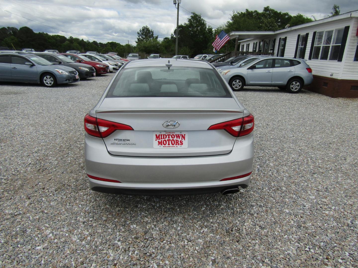 2016 Silver /Gray Hyundai Sonata SE (5NPE24AF1GH) with an 2.4L L4 DOHC 16V engine, Automatic transmission, located at 15016 S Hwy 231, Midland City, AL, 36350, (334) 983-3001, 31.306210, -85.495277 - Photo#6